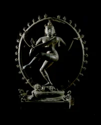 Hindouisme : représentation du dieu Shiva Nataraja, dieu de la danse. Sculpture en bronze du 12e siècle - Musée indien, Calcutta