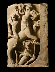 Art indien : Griffon avec deux guerriers. Dynastie Gupta (320-600 après J.-C.) De Saranath.