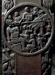 Art indien, hindouisme : bas-relief représentant des singes arrachant une dent à un géant à l