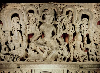 Linteau représentant la trinité hindoue, de Warangal, Andhra Pradesh, dynastie Kakatiya