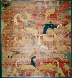 Portion de tapis avec animaux fantastiques sur fond rouge, Mughal, vers 1580-85