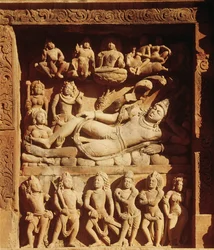 Relief représentant Vishnu allongé sur le serpent Shesha, provenant du temple de Vishnu, vers 500 apr. J.-C.