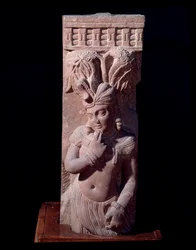 Rishyasringa, un garçon né avec des cornes de cerf, extatique après sa première expérience sexuelle (sculpture en grès rouge, Empire Kushan)