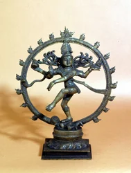 Shiva dansant dans le cercle de feu et écrasant l
