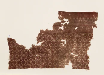 Fragment de textile avec spirales imbriquées