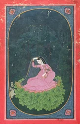 Femme assise sur un lit de feuilles dans une forêt