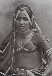 Bombay / Mumbai : Une dame Marwar (photo n/b)