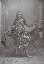 Bombay / Mumbai : Danse de la jupe indienne (photo n/b)