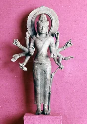 Avalokitesvara. Divinité bouddhiste. Statuette de Java - 8ème siècle av. J.-C.. Paris, Musée Guimet