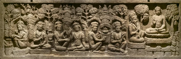 Arada Kalama enseigne au futur Bouddha. Indonésie, Java, Boroduru. Fin du 19e siècle