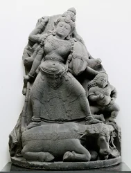 Durga tuant Mahisa, vers 1300 (pierre volcanique)
