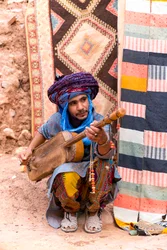 Un musicien local dans le ksar d