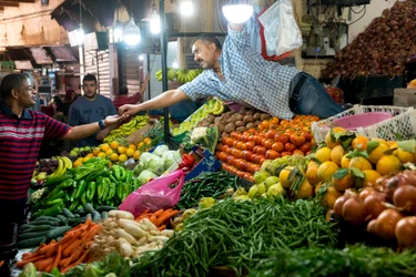 Un vendeur dans un souk à Fès, Maroc, 2017 (photo)