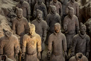 Au Musée des Guerriers en Terre Cuite, scènes des divers guerriers dans la zone de la Fosse 1, 2009 (photo)
