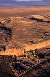 Au cœur des déserts reculés du nord-ouest du Nouveau-Mexique se trouvent les vastes ruines de...