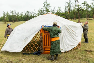 Habitants locaux construisant une ger, une yourte portable près du lac Khövsgöl dans le nord de la Mongolie, 2013