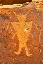 Près de Vernal, UT à McKee Springs, pétroglyphes Fremont montrant des guerriers tenant des têtes de trophée, 2005 (photo)