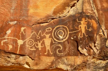 Près de Vernal, UT à McKee Springs, pétroglyphes Fremont montrant des guerriers tenant des têtes de trophées