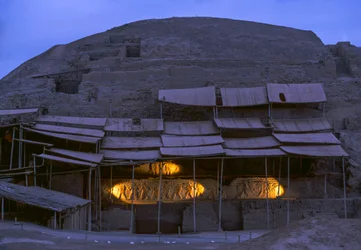 Scène nocturne à El Brujo, un complexe isolé de ruines pyramidales des Moche, 2005