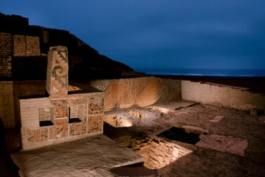 Scènes nocturnes à El Brujo du "Rinconcito Gringo", avec les quatre sépultures, 2005