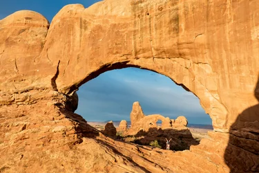 Lumière du lever du soleil sur Window Arch dans le parc national des Arches, situé juste à l