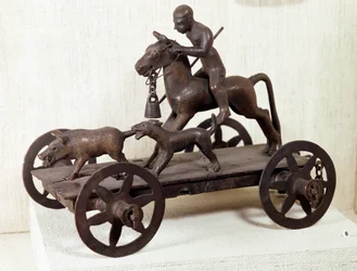 Âge du fer : char miniature en bronze de Mérida représentant une scène de chasse au sanglier. Provenant de Mérida, Espagne. Dimensions : 0,12x0,28 m. Saint-Germain-en-Laye, Musée d