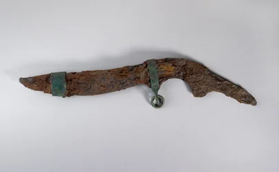 Grand couteau avec restes de fourreau, probablement de Sopron, Hongrie, âge du fer (fer et bois)