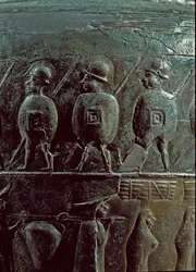 Art préhistorique : détail de guerriers. Situle, pyxide en bronze 500 av. J.-C. (Âge du fer) de la Nécropole de Certosa. Bologne, Museo Civico Archeologico