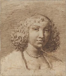 Jeune femme avec un collier de perles