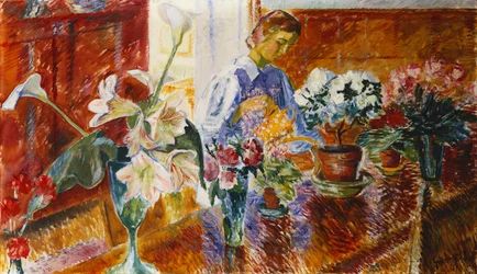 Un intérieur avec une femme arrosant des plantes