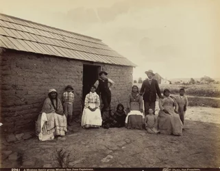 Groupe familial mexicain, Mission San Juan Capistrano, Californie, 1880 (photo)