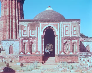 Alai Darwaza, construit par Ala-ud-din Khalji, 1311