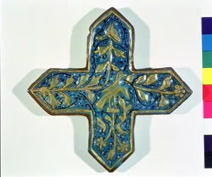Tuile cruciforme dorée au feu dans le style de Takht-e Solaiman, 13e-14e siècle