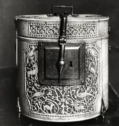 Boîte cylindrique sculptée d
