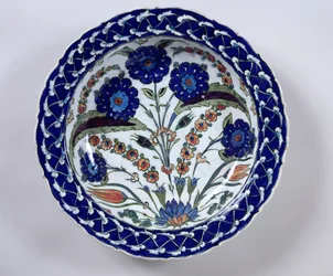 Plat avec une décoration florale, Iznik
