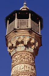 Travail de brique élaboré au sommet du minaret de Semnan