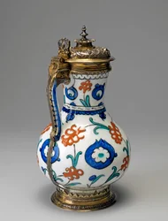 Cruche en fritware, période ottomane (céramique émaillée avec argent doré)