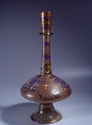 Art islamique : bouteille à long col en verre émaillé du Vice-Roi Tuquztemur. Vers 1345. D
