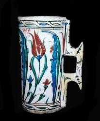 Art islamique : cruche en céramique fabriquée en Anatolie (Turquie). XVIIe siècle. Le Caire, Musée d