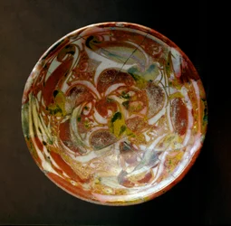 Art islamique : petit bol en céramique avec décorations végétales. D