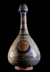 Art islamique : bouteille en terre cuite émaillée du XVIe siècle