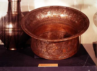 Bol mamelouk, connu sous le nom de Baptistery de Saint-Louis, d