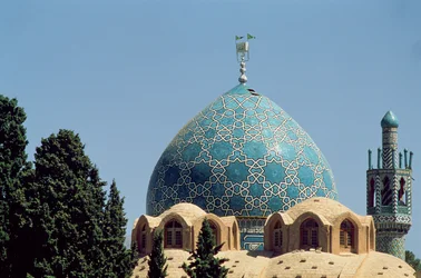 Dôme en tuiles turquoise du mausolée de Shah Nematollah Vali, construit entre 1330-1430
