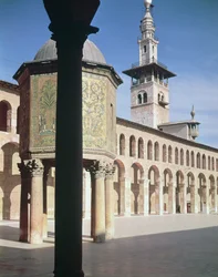 Vue du Trésor (bayt al-mal) et du minaret nord dans la cour, construit en 705-715 après J.-C. (photo)