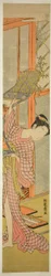 Jeune femme accrochant un tableau