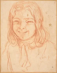Un garçon souriant aux cheveux longs
