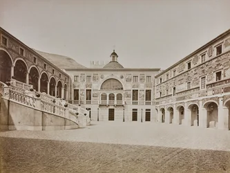 Album "Italie 1882, Naples, Pise, Gênes, Corniche": La cour intérieure du Palais des Princes de Monaco