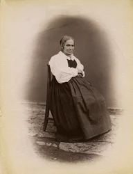 Vieille femme assise sur une chaise, Parre, Lombardie, Italie