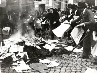Équipe fasciste brûlant des journaux socialistes « Il Paese » après avoir dévasté le siège