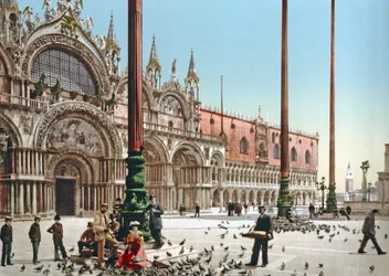 Nourrir les pigeons sur la Place Saint-Marc, Venise